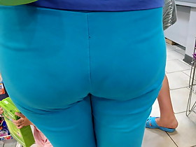 Big hips mom delicious looks in tight leggings